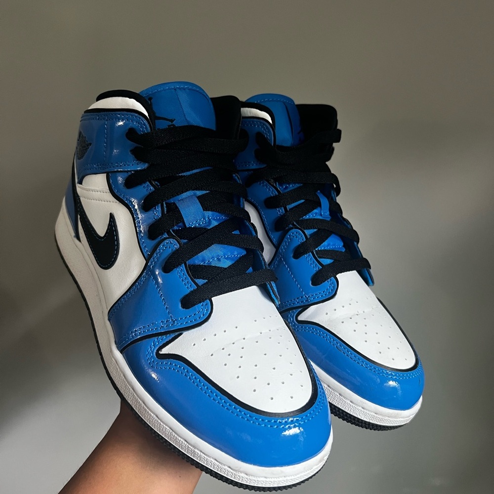 Air Jordan 1 Mid SE (GS) ‘Signal Blue'